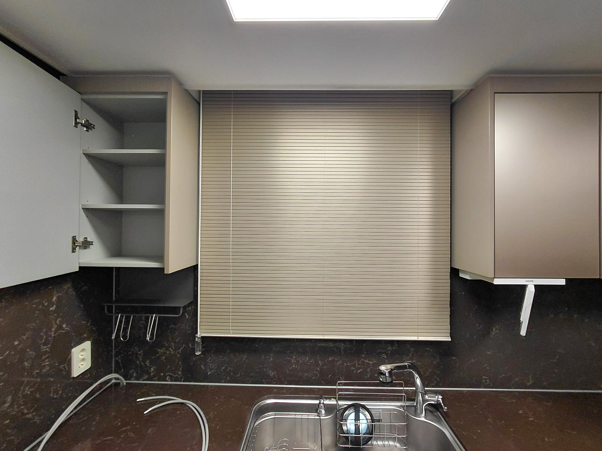 신동탄포레자이 주방 창 상부장 톤에 맞춘 샴페인 베이지 알루미늄 블라인드
