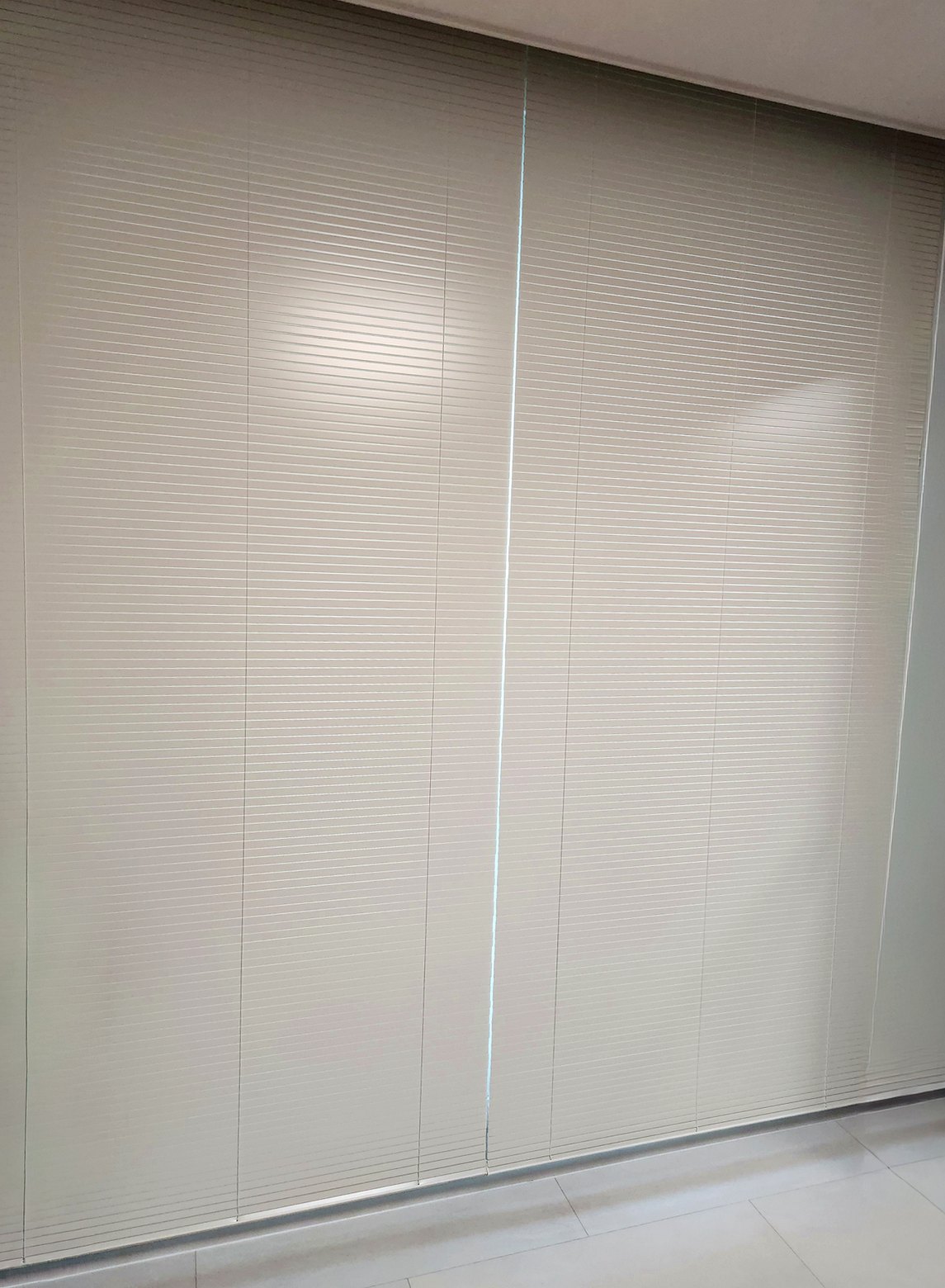 광교한양수자인 중간방 베이지 L타입 블라인드 코너 전경