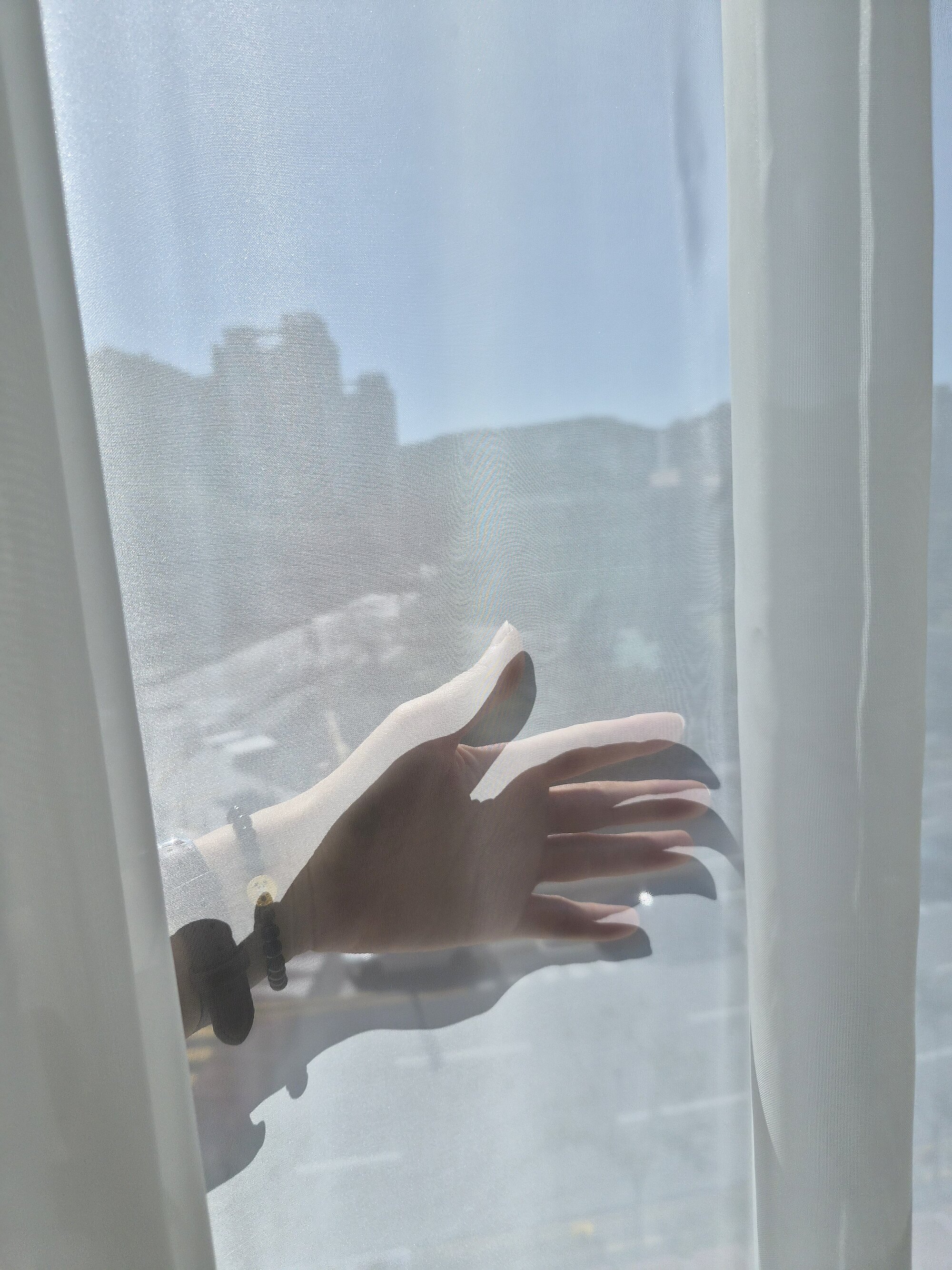 얇은 쉬폰과 도톰한 쉬폰 비침 비교 — 같은 손이 얇은 쉬폰 뒤에서는 또렷하게, 도톰한 쉬폰 뒤에서는 뿌옇게 보이는 클로즈업, 판교 대장동 주택 속커튼