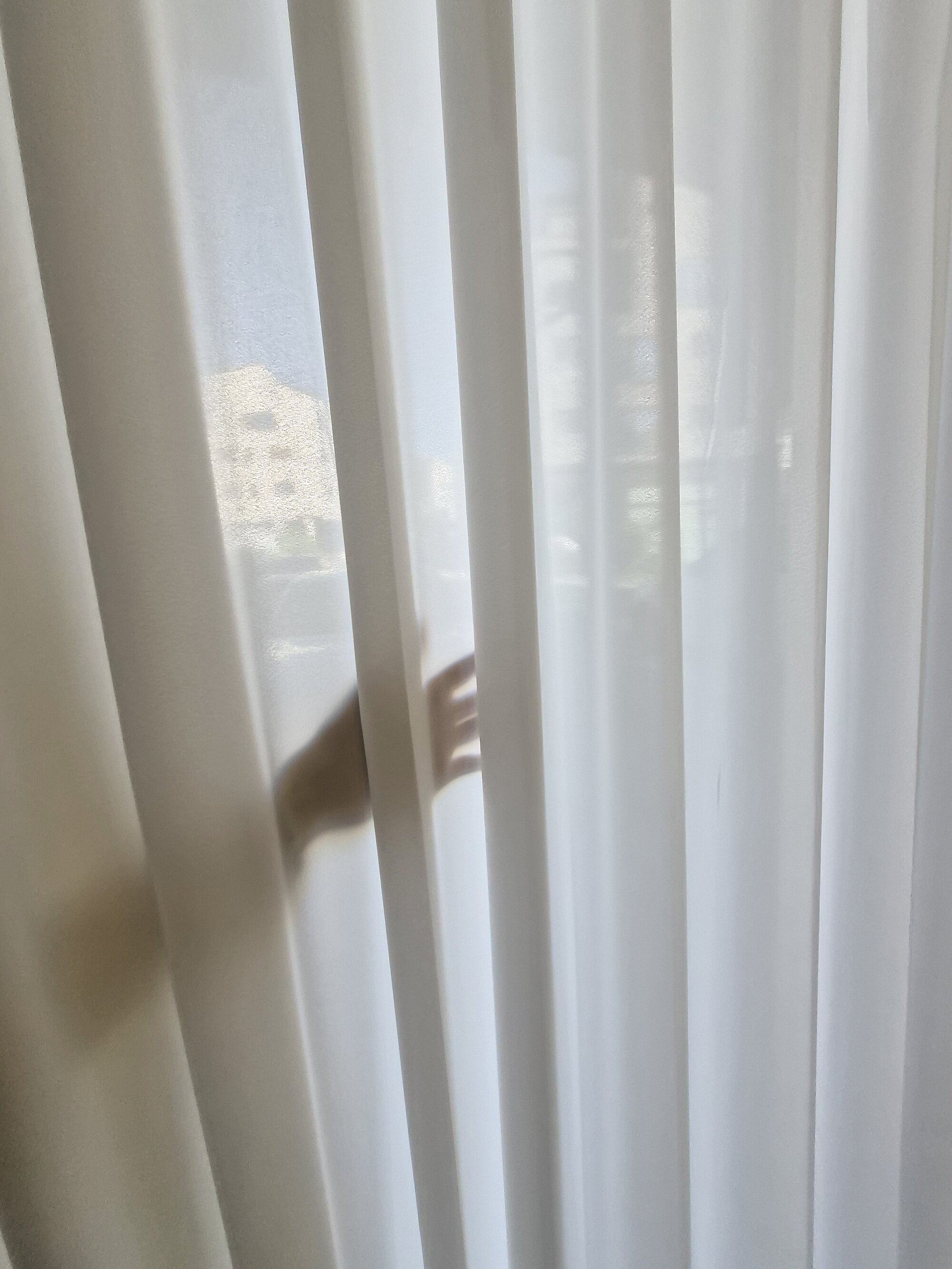 도톰한 쉬폰과 얇은 쉬폰 속커튼이 겹쳐 만든 고른 세로 주름 클로즈업, 햇살이 원단을 통과하는 질감