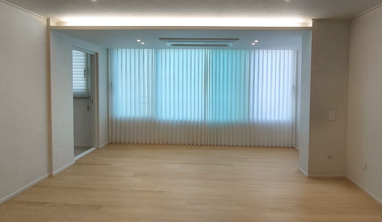 용인 기흥 신갈동 파크시엘 아파트 거실 넓은 창에 시공한 도톰 쉬폰 속커튼 한 겹, 커튼박스 간접등 아래 주름이 일자로 떨어지고 밝은 마루에 빛이 들어오는 모습