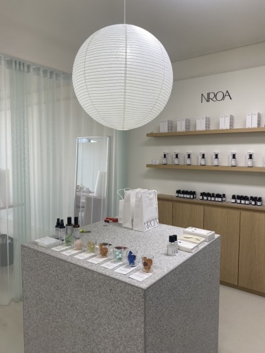 수원 행궁동 NROA 느로아 매장 그레이 테라조 집기와 제품 진열장, 좌측 민트 시폰 공간분리 커튼
